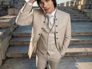 Traje de novio Daiki, pose cenital, color beige claro ,cuello mao, Atelier Masculini
