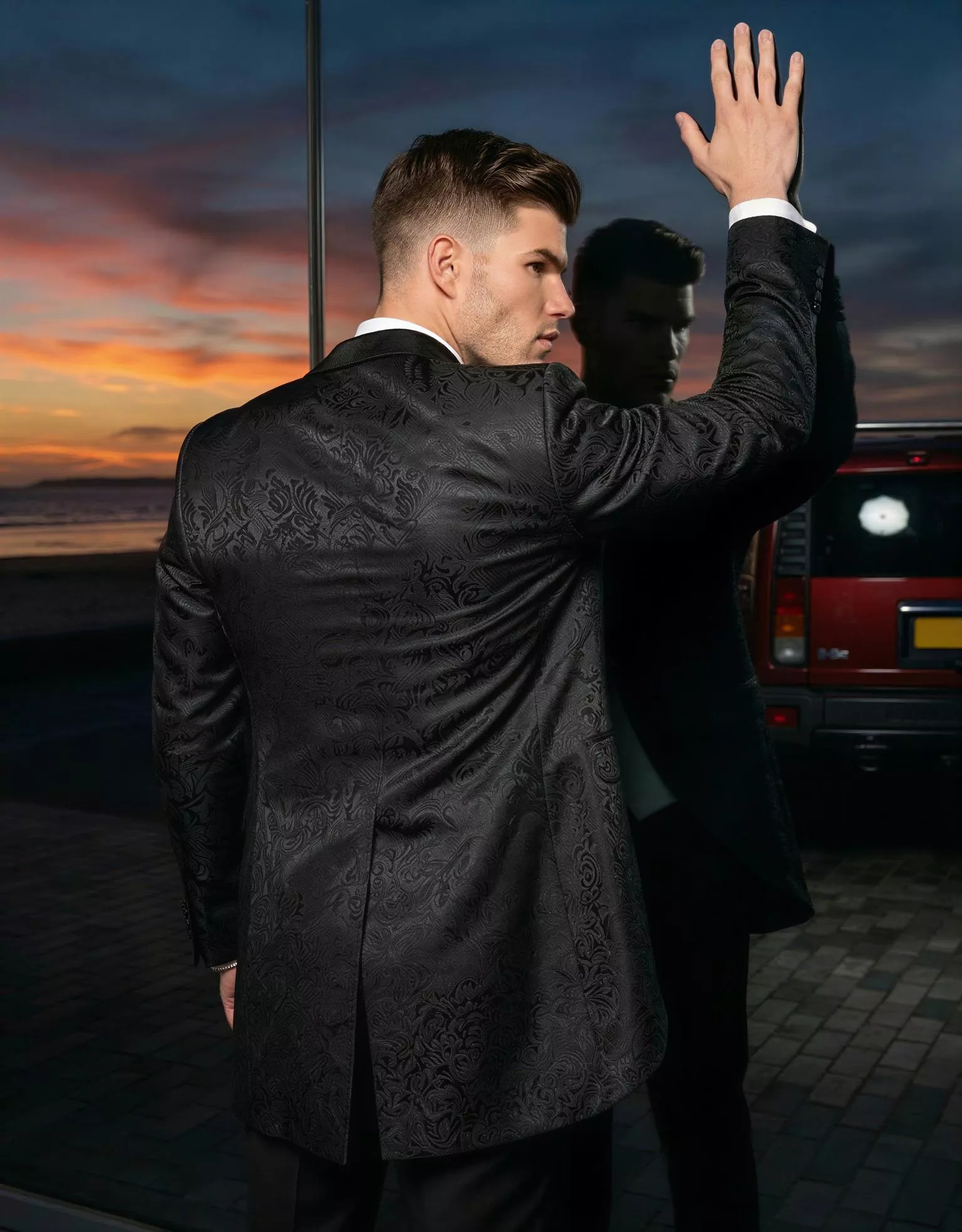 Traje de novio Ebisu, pose espaldas, color negro, jacquard ,chaqué de ceremonia, Atelier Masculini