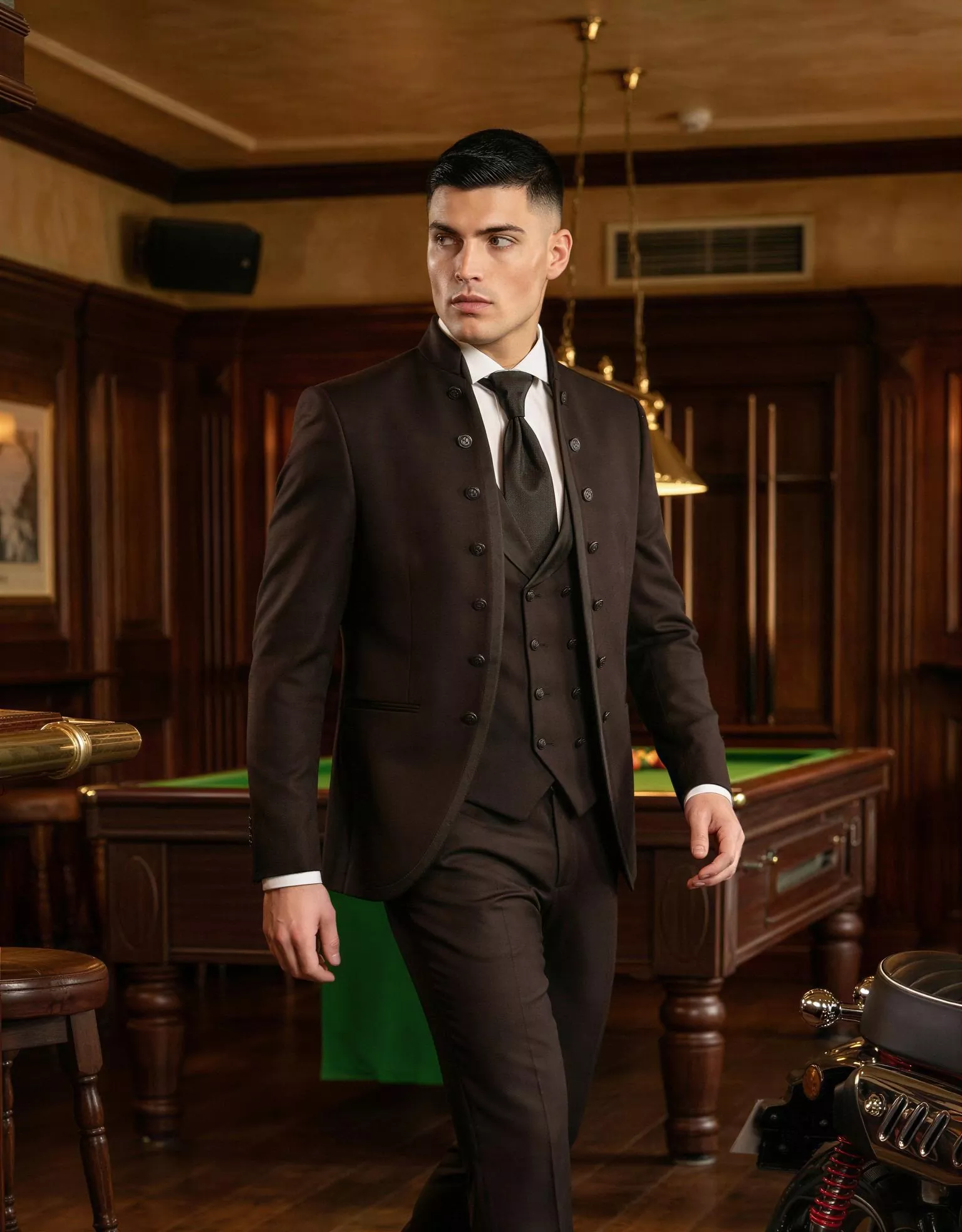 Traje de novio Fujin, pose lateral, color marrón chocolate, ceremonia con cuello Mao, Atelier Masculini