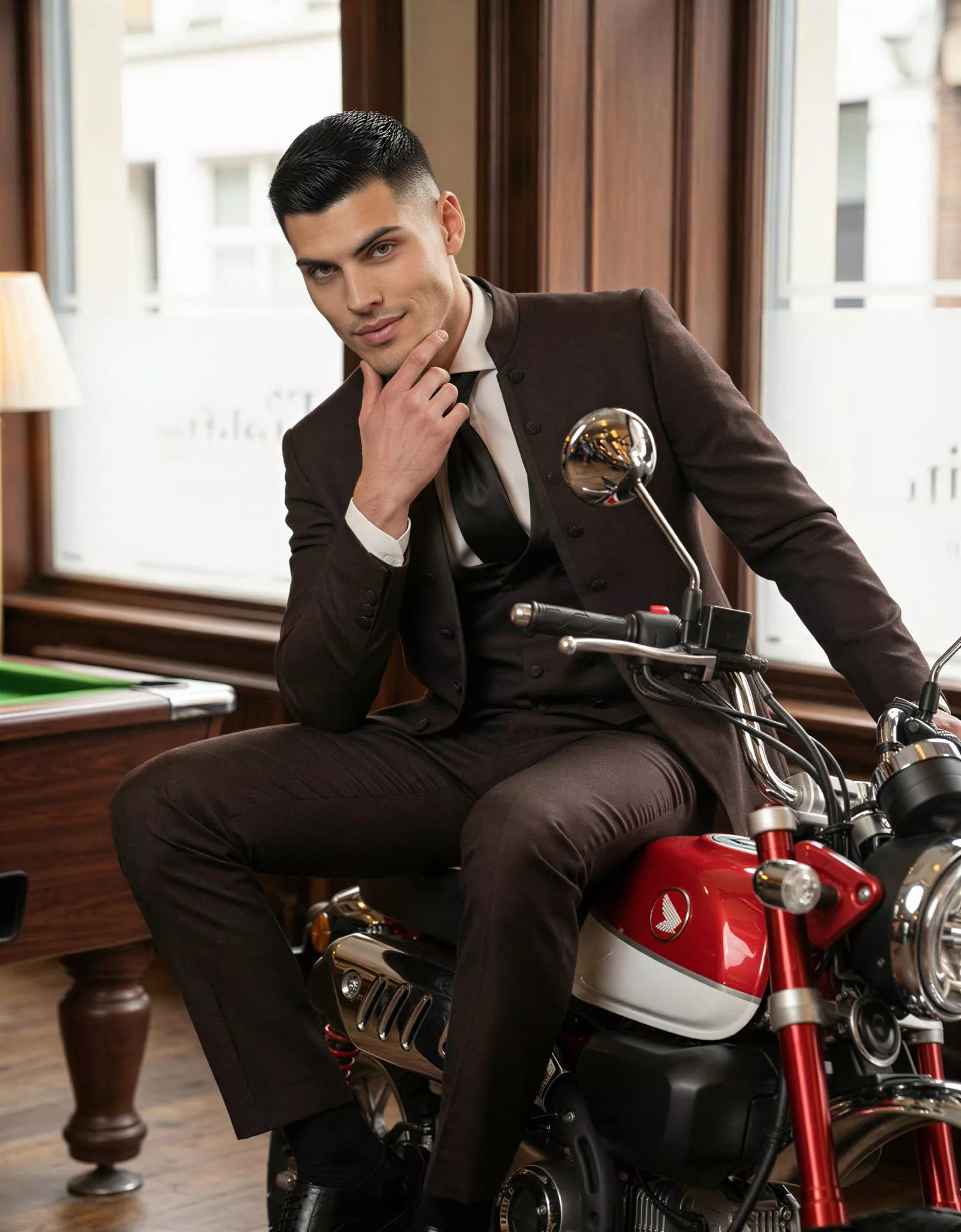 Traje de novio Fujin, pose moto, color marrón chocolate, ceremonia con cuello Mao, Atelier Masculini