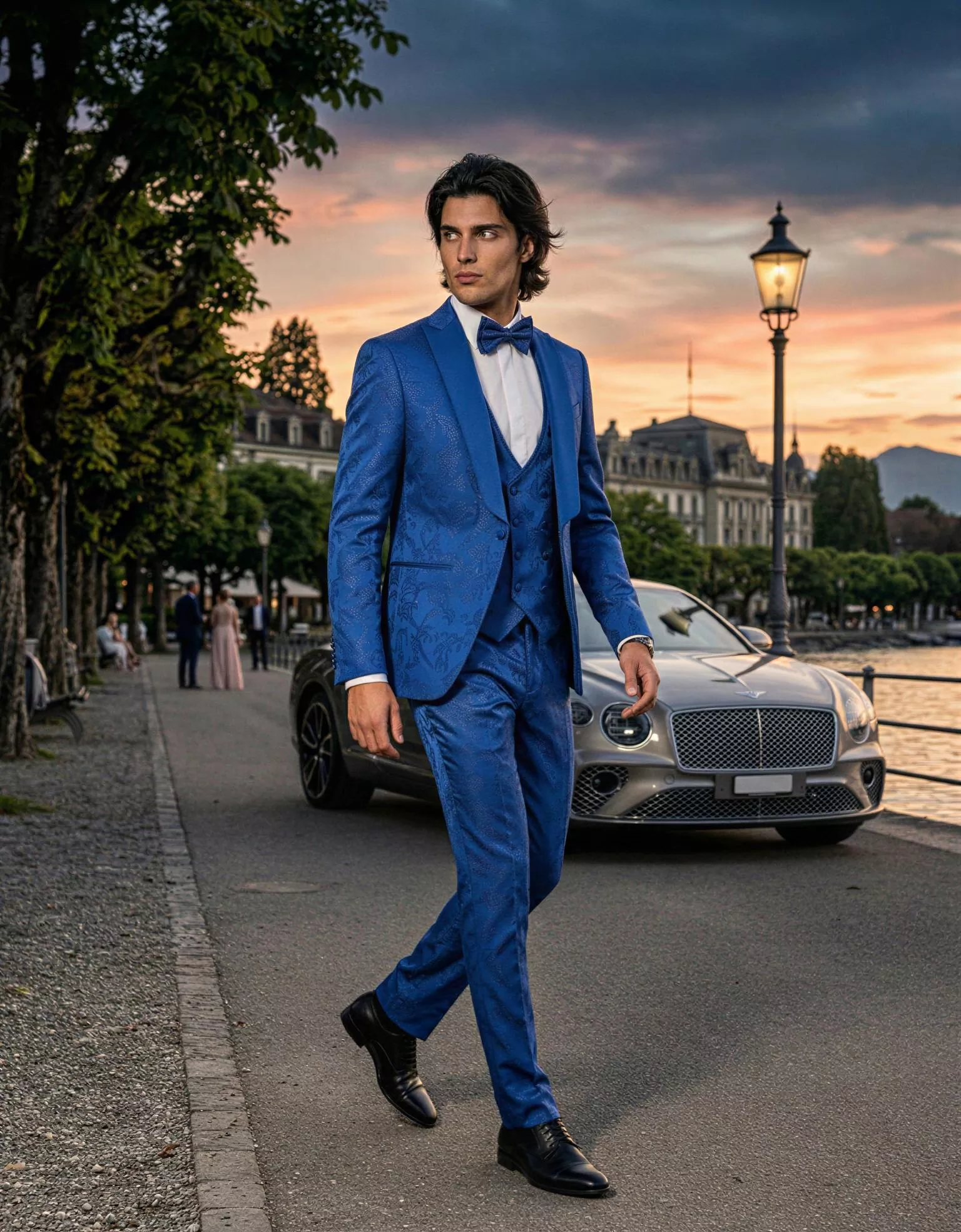 Traje de novio Gaspard, pose lateral, color azul Jacquard, esmoquin ceremonia, Atelier Masculini