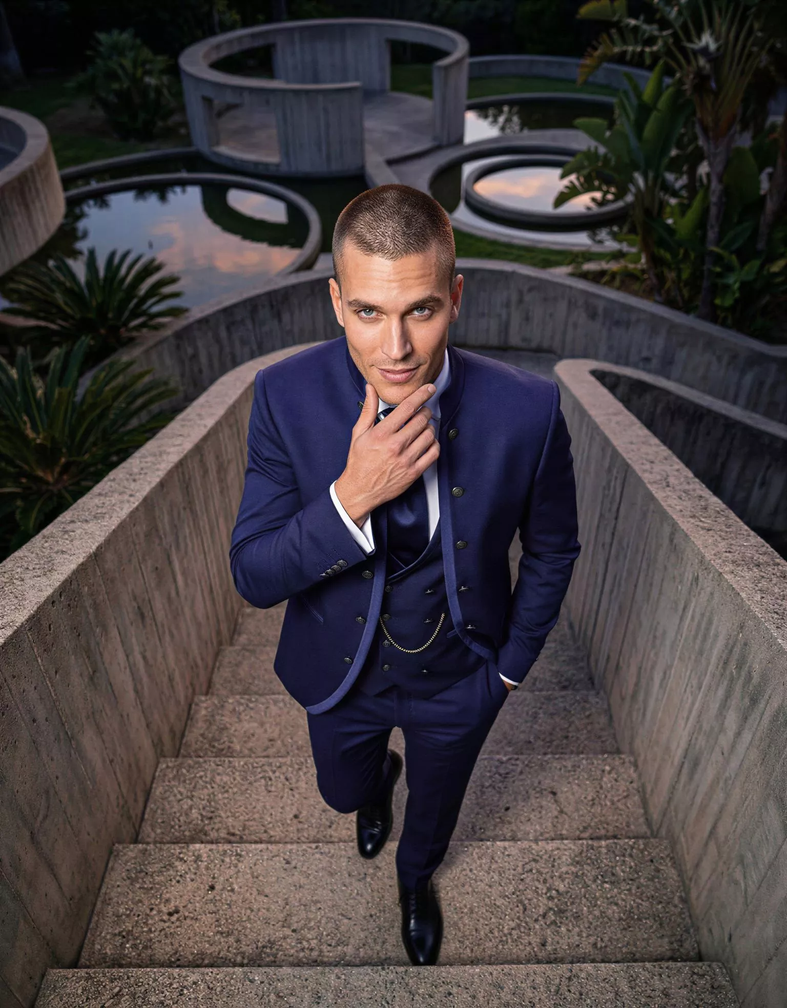 Traje de novio Gunnar, pose cenital, color azul marino, Cuello mao de ceremonia, Atelier Masculini