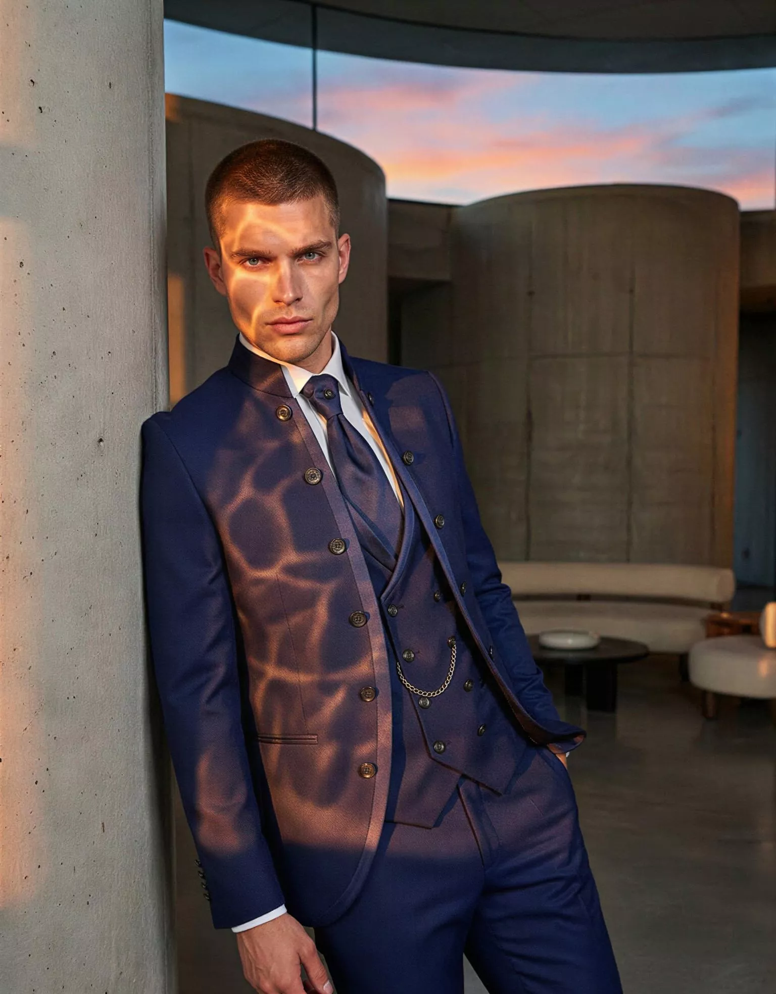 Traje de novio Gunnar, pose frontal, color azul marino, Cuello mao de ceremonia, Atelier Masculini