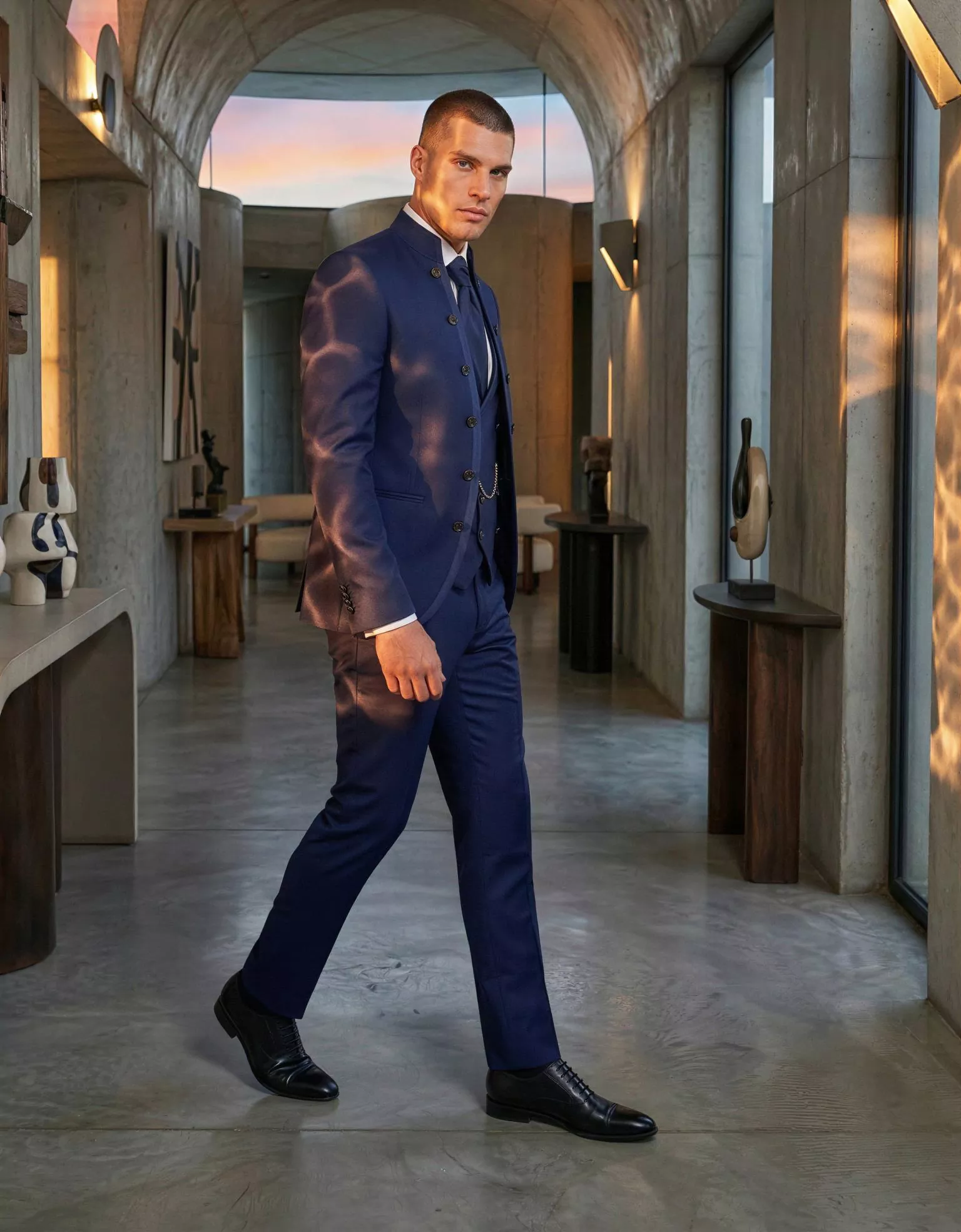 Traje de novio Gunnar, pose lateral, color azul marino, Cuello mao de ceremonia, Atelier Masculini