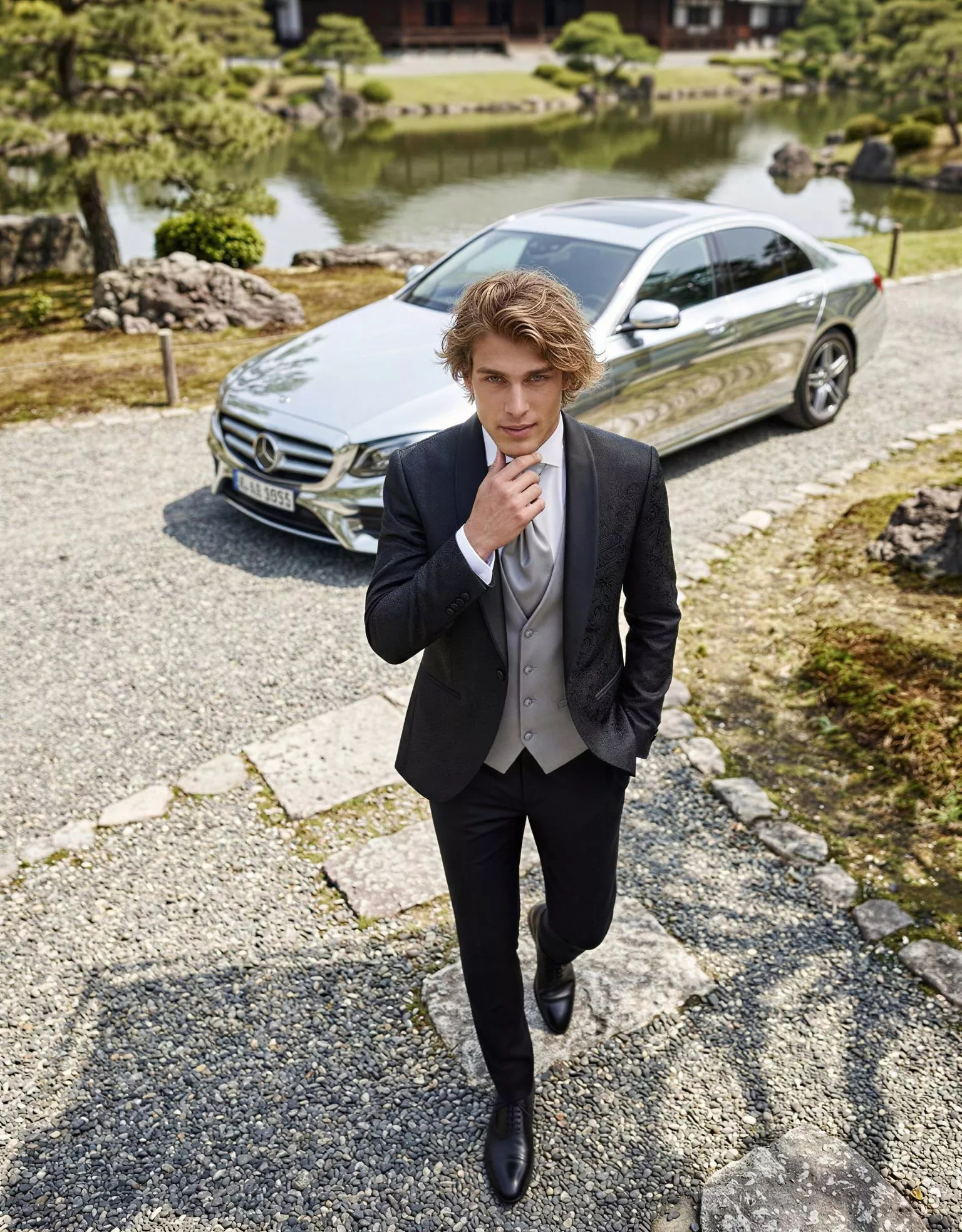 Traje de novio Hamza, pose cenital, color negro Jacquard, esmoquin ceremonia, Atelier Masculini