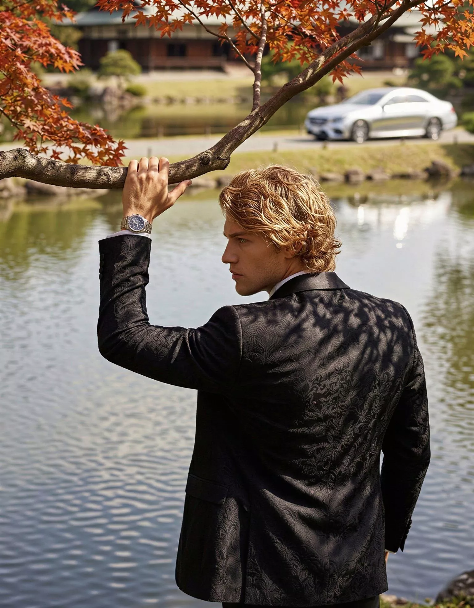 Traje de novio Hamza, pose espalda, color negro Jacquard, esmoquin ceremonia, Atelier Masculini