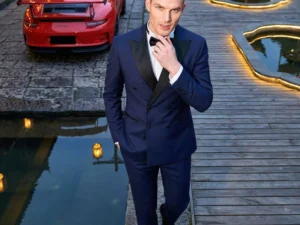 Traje de novio Kaito, pose cenital, color azul marino, solapas negras, esmoquin de ceremonia, Atelier Masculini