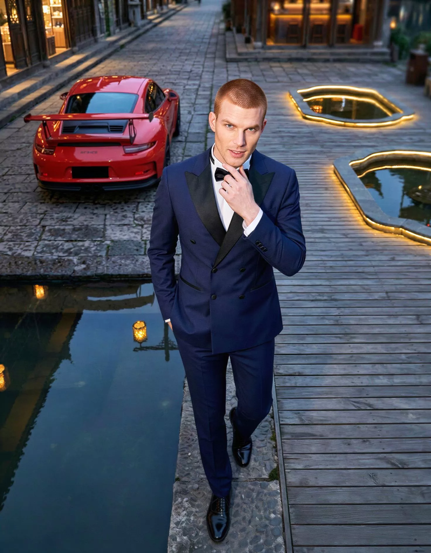 Traje de novio Kaito, pose cenital, color azul marino, solapas negras, esmoquin de ceremonia, Atelier Masculini