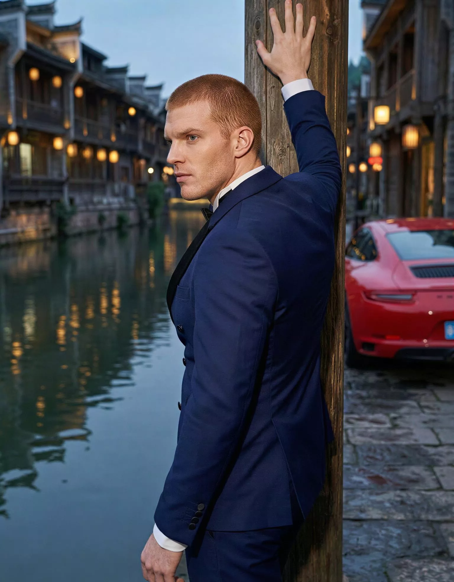 Traje de novio Kaito, pose espalda, color azul marino, solapas negras, esmoquin de ceremonia, Atelier Masculini