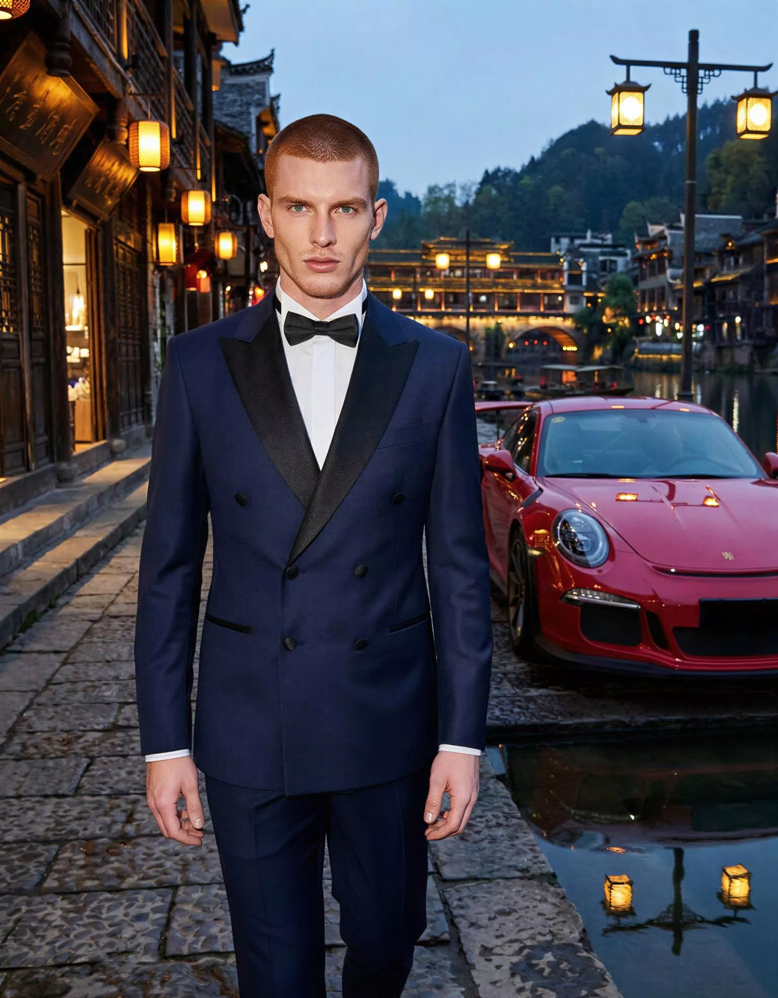 Traje de novio Kaito, pose frontal detalle, color azul marino, solapas negras, esmoquin de ceremonia, Atelier Masculini