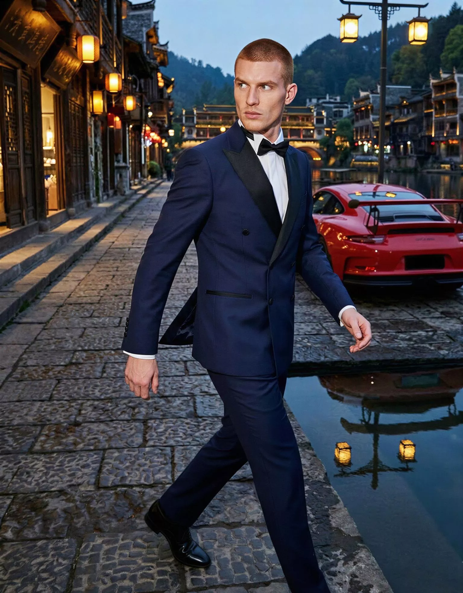 Traje de novio Kaito, pose lateral, color azul marino, solapas negras, esmoquin de ceremonia, Atelier Masculini