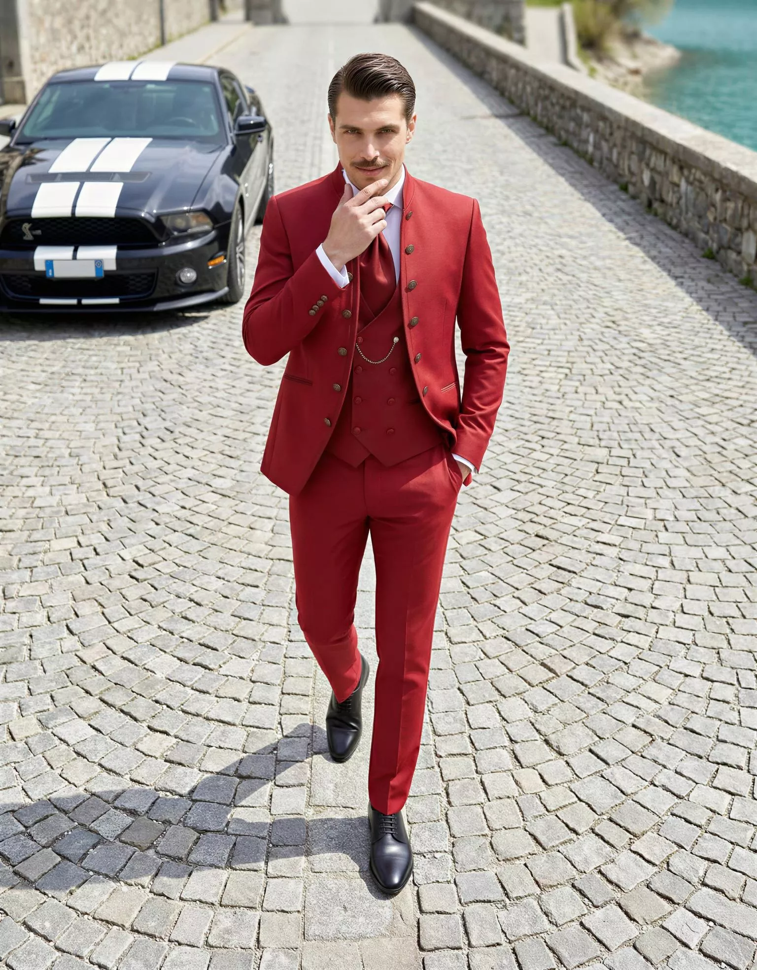 Traje de novio Kami, pose cenital, color rojo carmesí, ceremonia con cuello Mao, Atelier Masculini