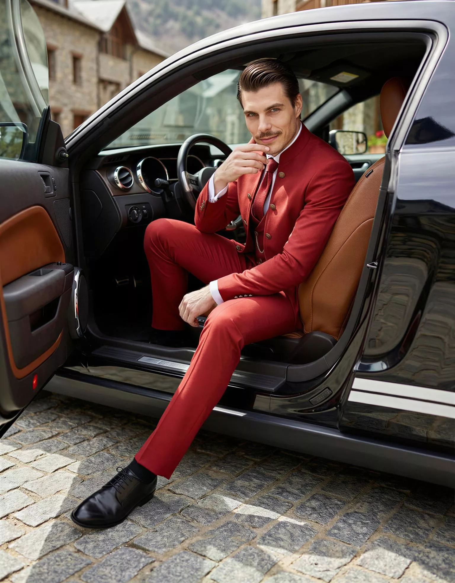 Traje de novio Kami, pose coche, color rojo carmesí, ceremonia con cuello Mao, Atelier Masculini