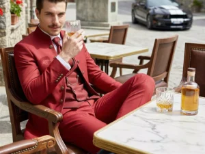Traje de novio Kami, pose coctel, color rojo carmesí, ceremonia con cuello Mao, Atelier Masculini
