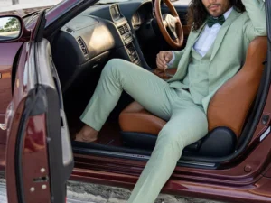 Traje de novio Karem, pose coche, color verde claro, clásico, Atelier Masculini