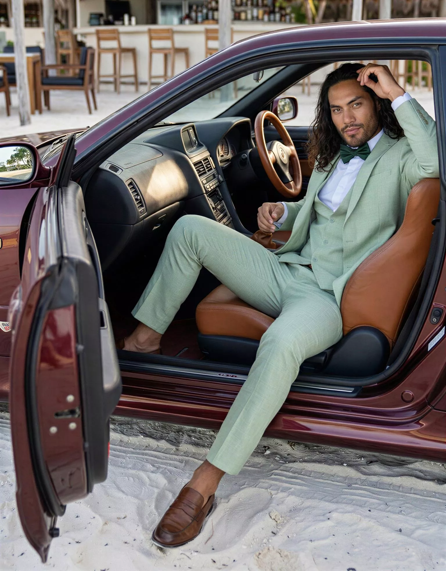 Traje de novio Karem, pose coche, color verde claro, clásico, Atelier Masculini