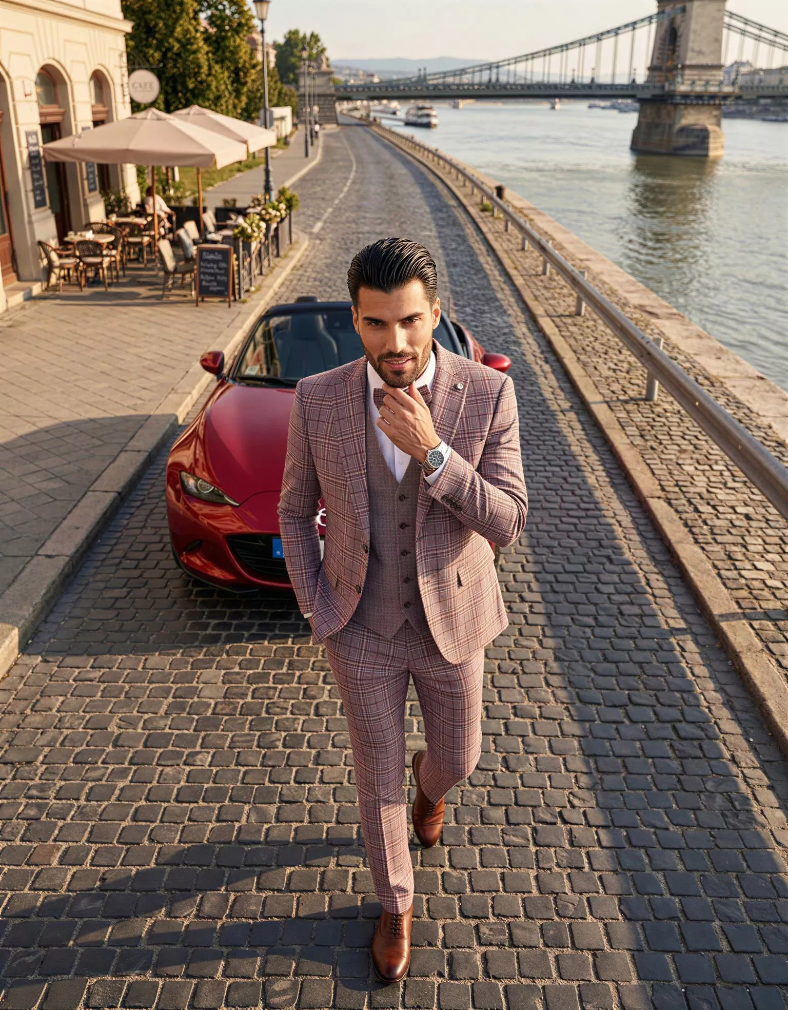 Traje de novio Konstantinos, pose frontal cenital, color rosa con cuadros Glen check ébano, clásico, Atelier Masculini