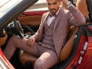 Traje de novio Konstantinos, pose frontal coche, color rosa con cuadros Glen check ébano, clásico, Atelier Masculini