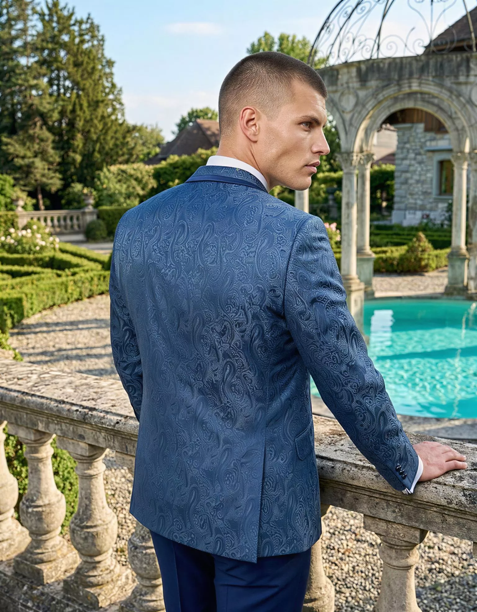 Traje de novio Lucente, pose espalda, color azul con relieve, ceremonia, Atelier Masculini