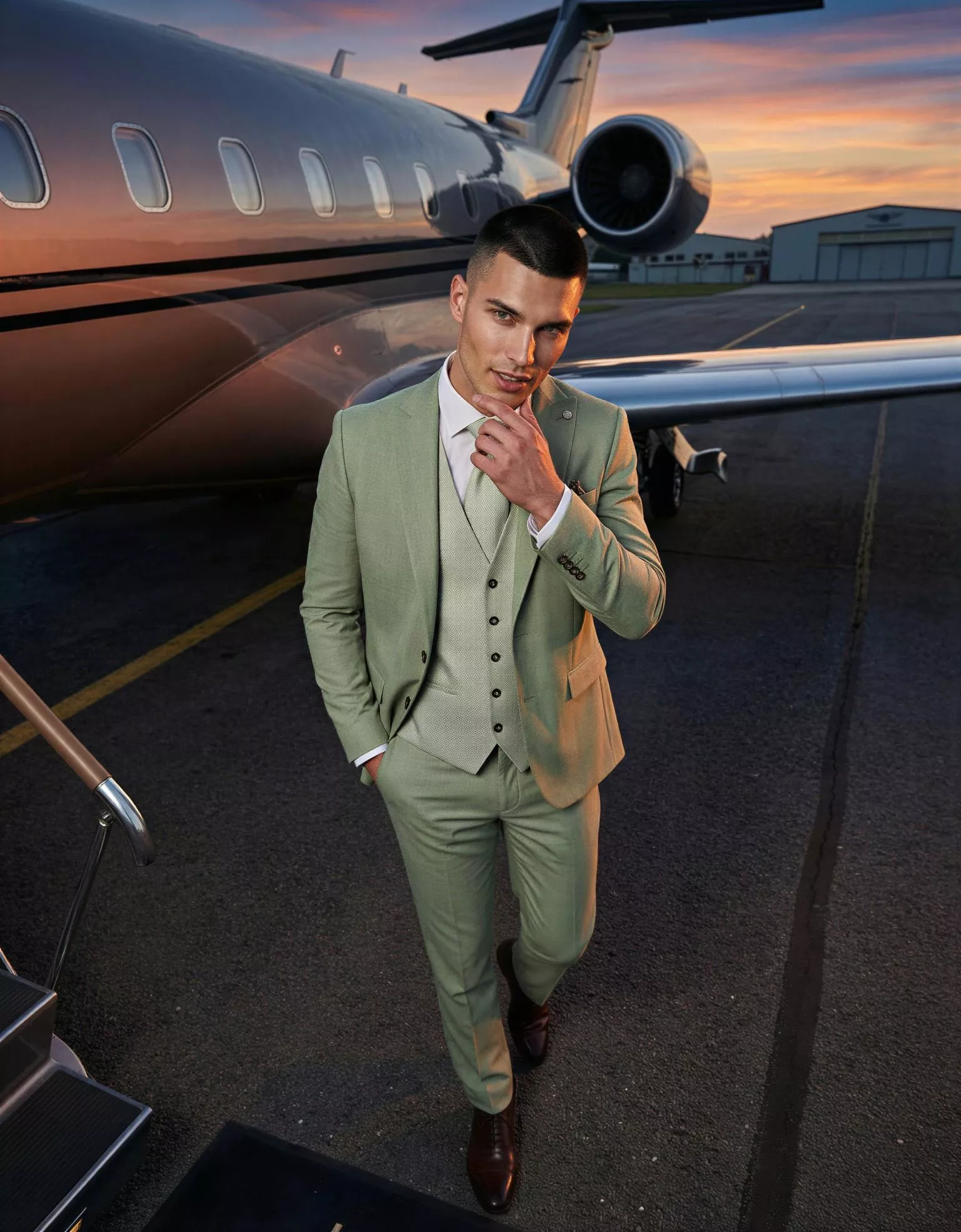 Traje de novio Magnus, pose cenital, color verde claro ,clásico, Atelier Masculini