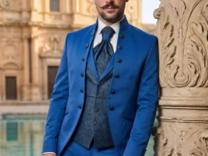 Traje de novio Menes, pose frontal, color azul, cuello mao con doble botonera, Atelier Masculini
