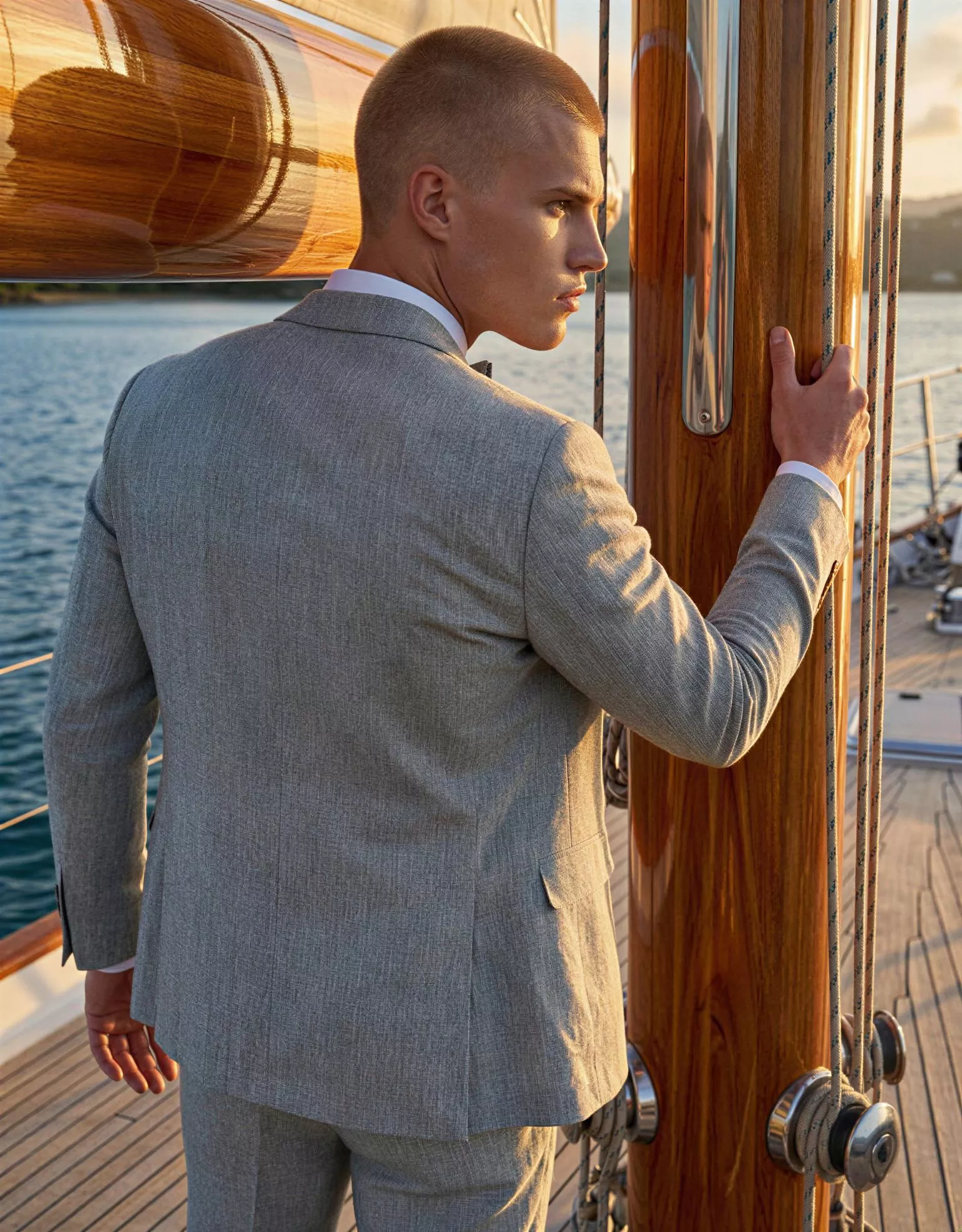 Traje de novio Mert, pose espalda, color gris ,clasico, Atelier Masculini