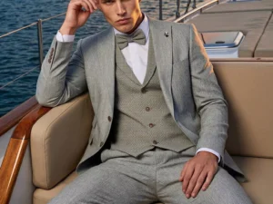 Traje de novio Mert, pose sentado, color gris ,clasico, Atelier Masculini