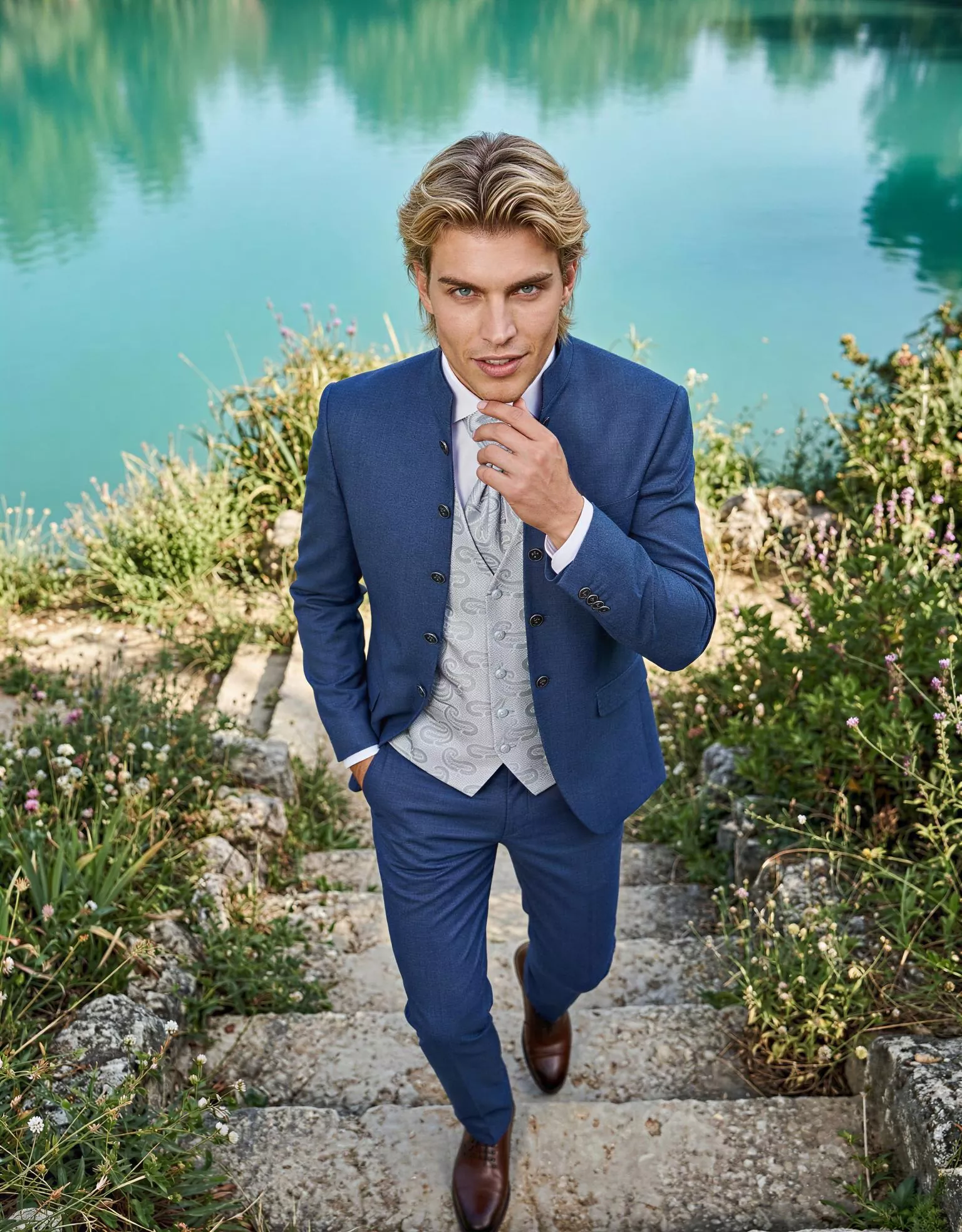 Traje de novio Mordecai, pose cenital, color azul,cuello mao gala, Atelier Masculini