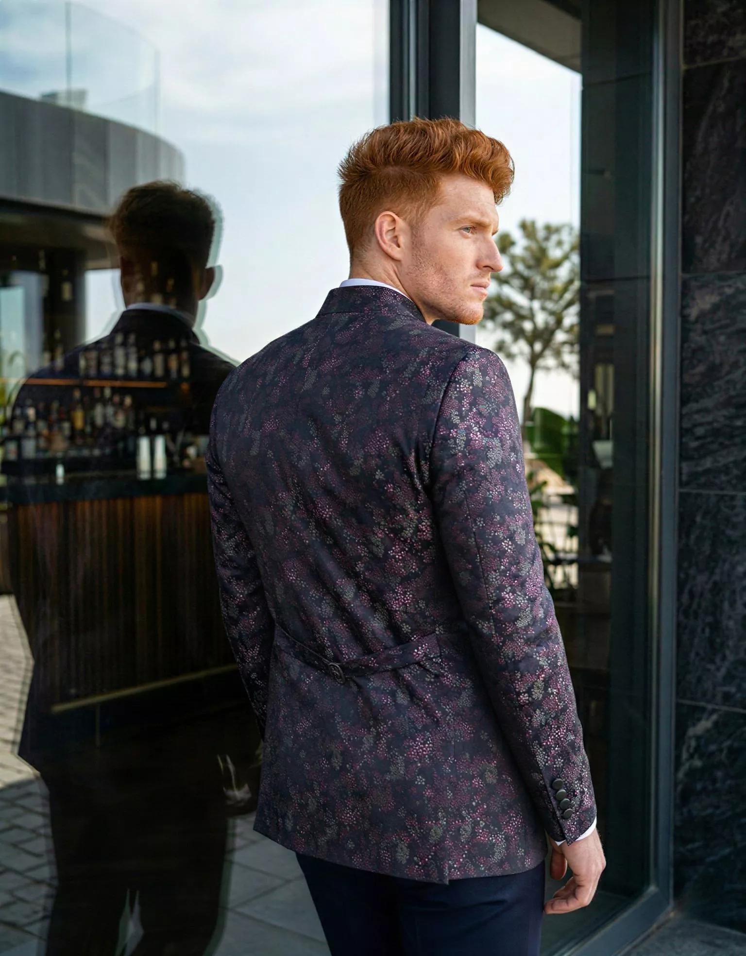 Traje de novio Narciso, pose espalda, cuello mao, azul marino floral,traje ceremonia, Atelier Masculini