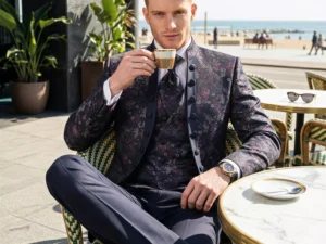 Traje de novio Narciso, pose terraza, cuello mao, azul marino floral,traje ceremonia, Atelier Masculini