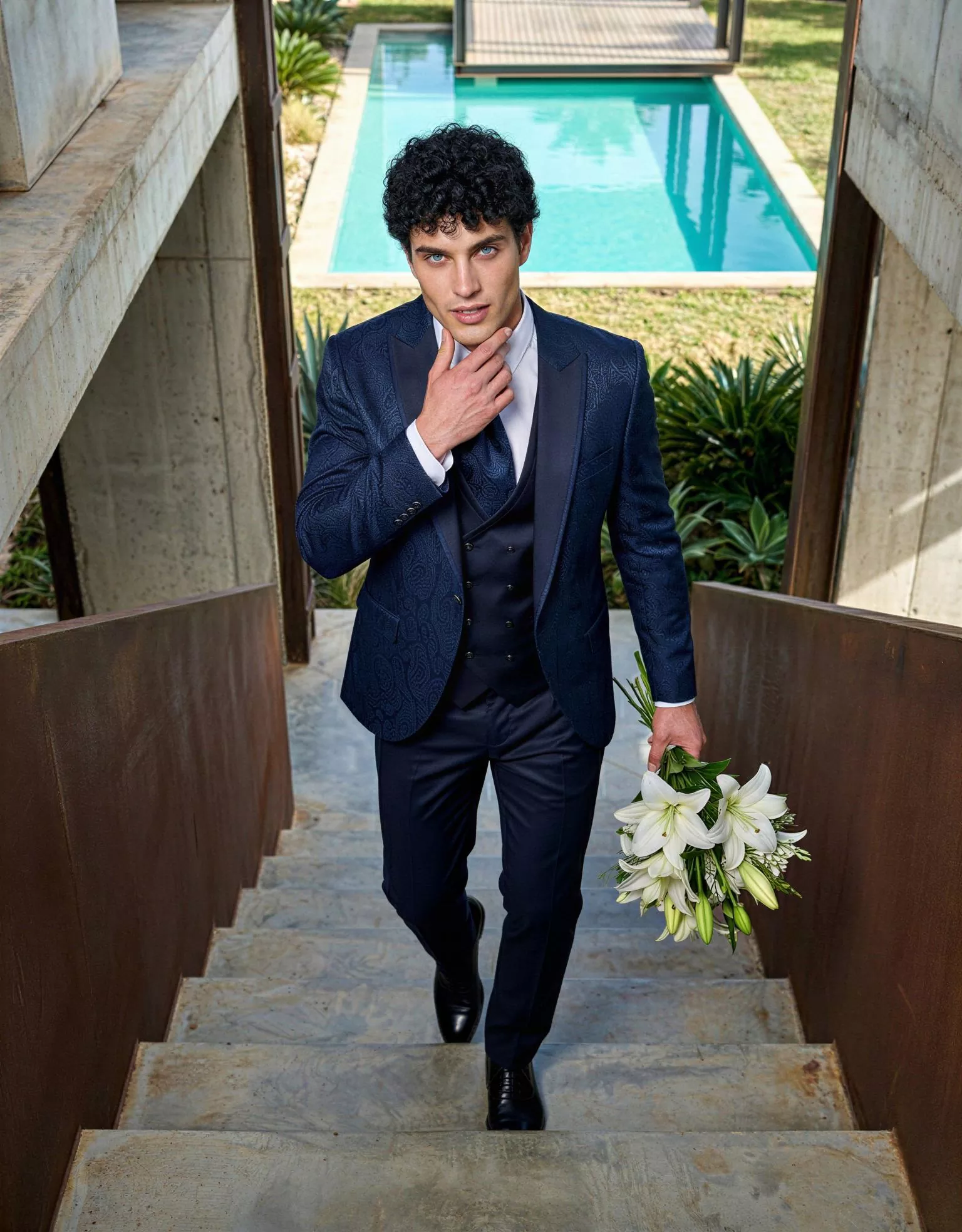 Traje de novio Nobile, pose cenital, color azul marino con jacquard, esmoquin, Atelier Masculini