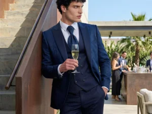 Traje de novio Nobile, pose escalera, color azul marino con jacquard, esmoquin, Atelier Masculini