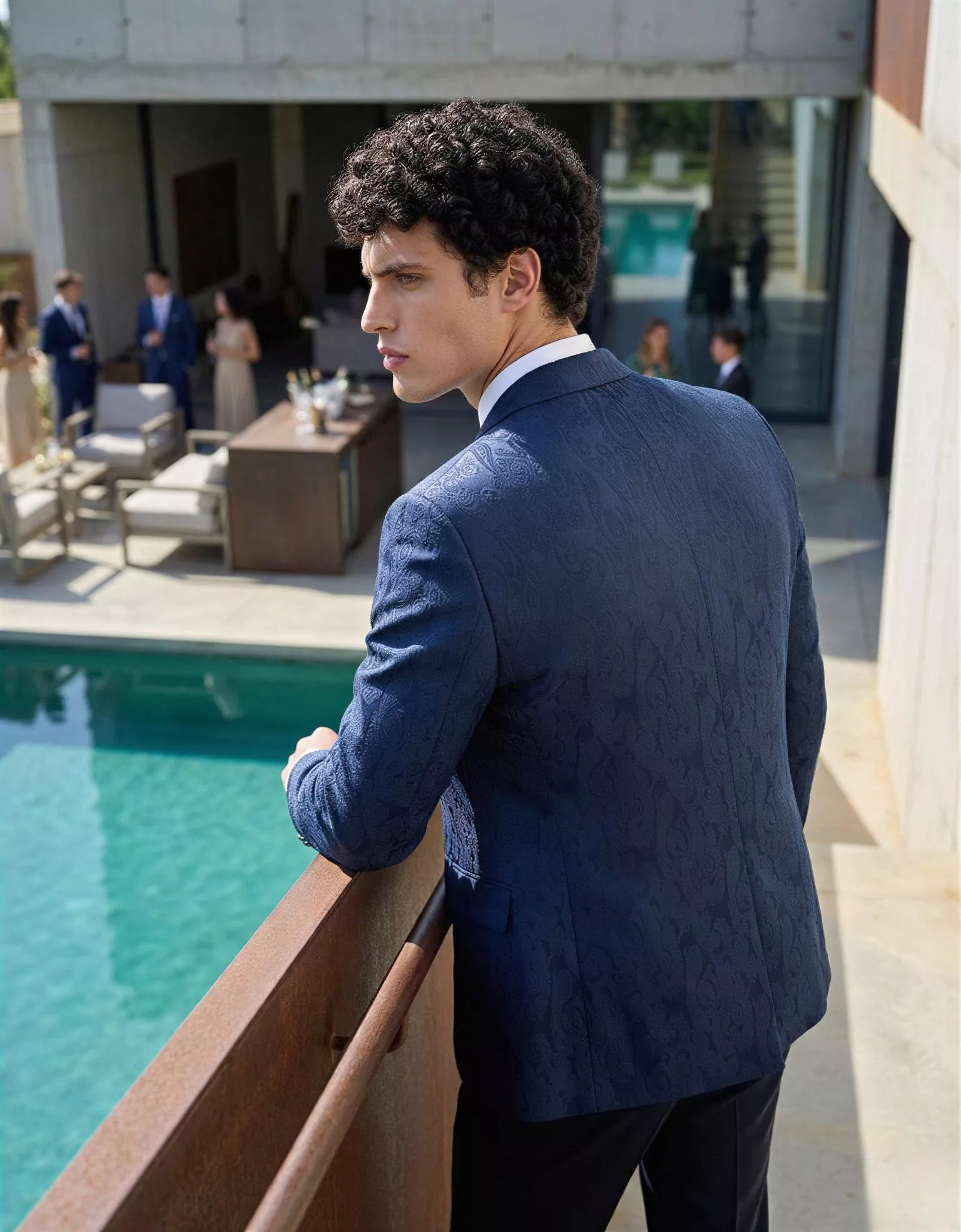 Traje de novio Nobile, pose espaldas, color azul marino con jacquard, esmoquin, Atelier Masculini