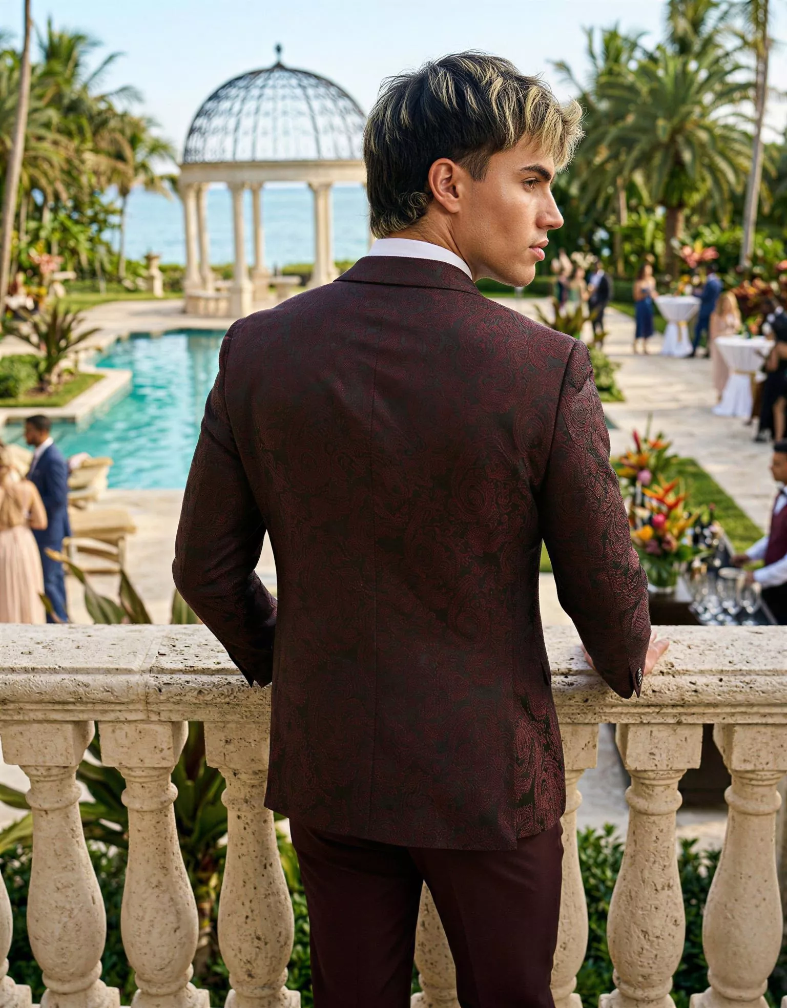 Traje de novio Nobile, pose espaldas, color rojo borgoña con jacquard, esmoquin, Atelier Masculini