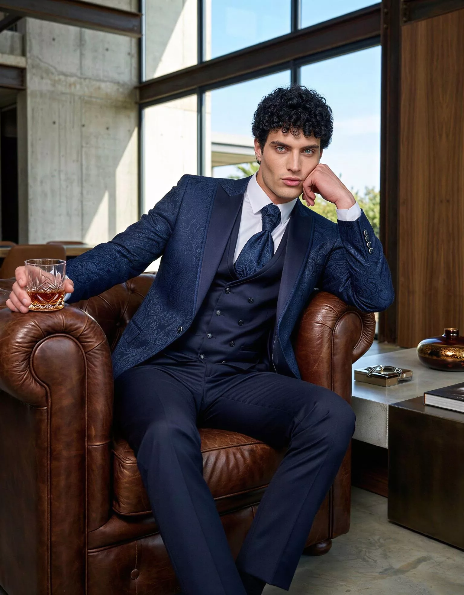 Traje de novio Nobile, pose sentado, color azul marino con jacquard, esmoquin, Atelier Masculini