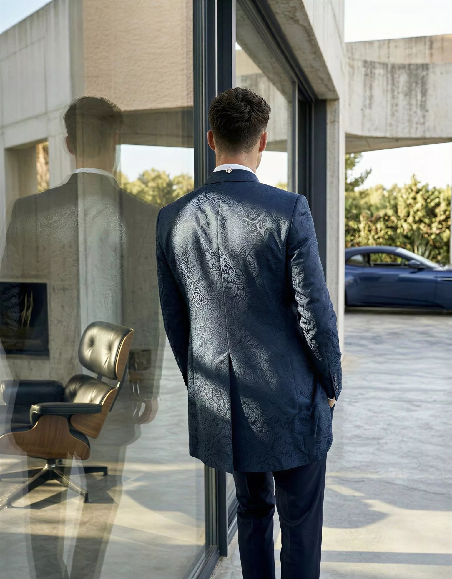 Traje de novio Ocaso, pose espalda, cuello mao, azul,traje ceremonia marino, Atelier Masculini