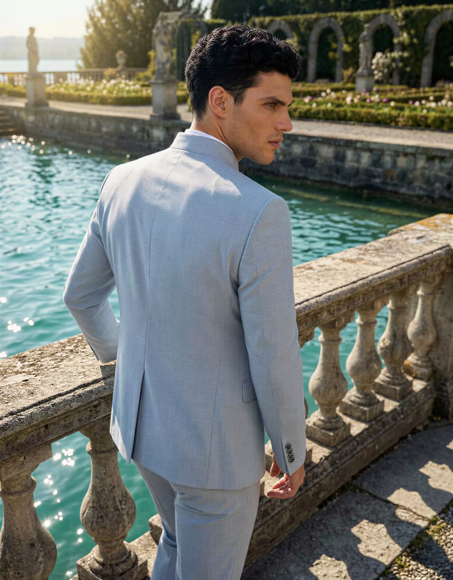 Traje de novio Percival, pose espaldas, color azul celeste ,cuello mao, Atelier Masculini