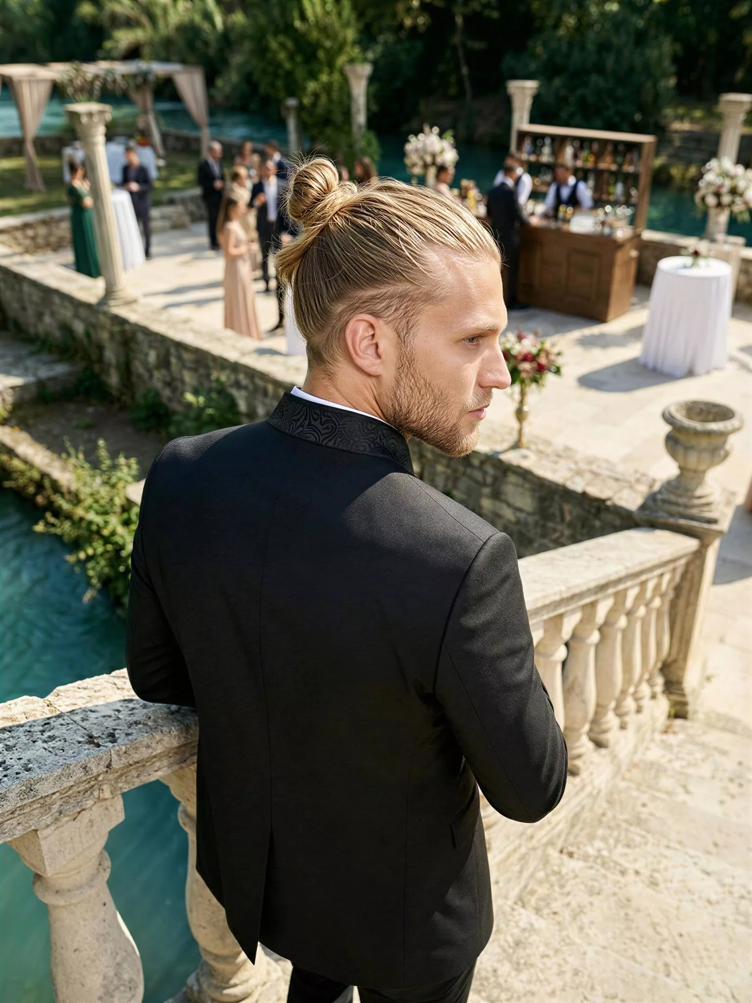 Traje de novio Ra, pose espalda, color negro, cuello mao con doble botonera de ceremonia, Atelier Masculini