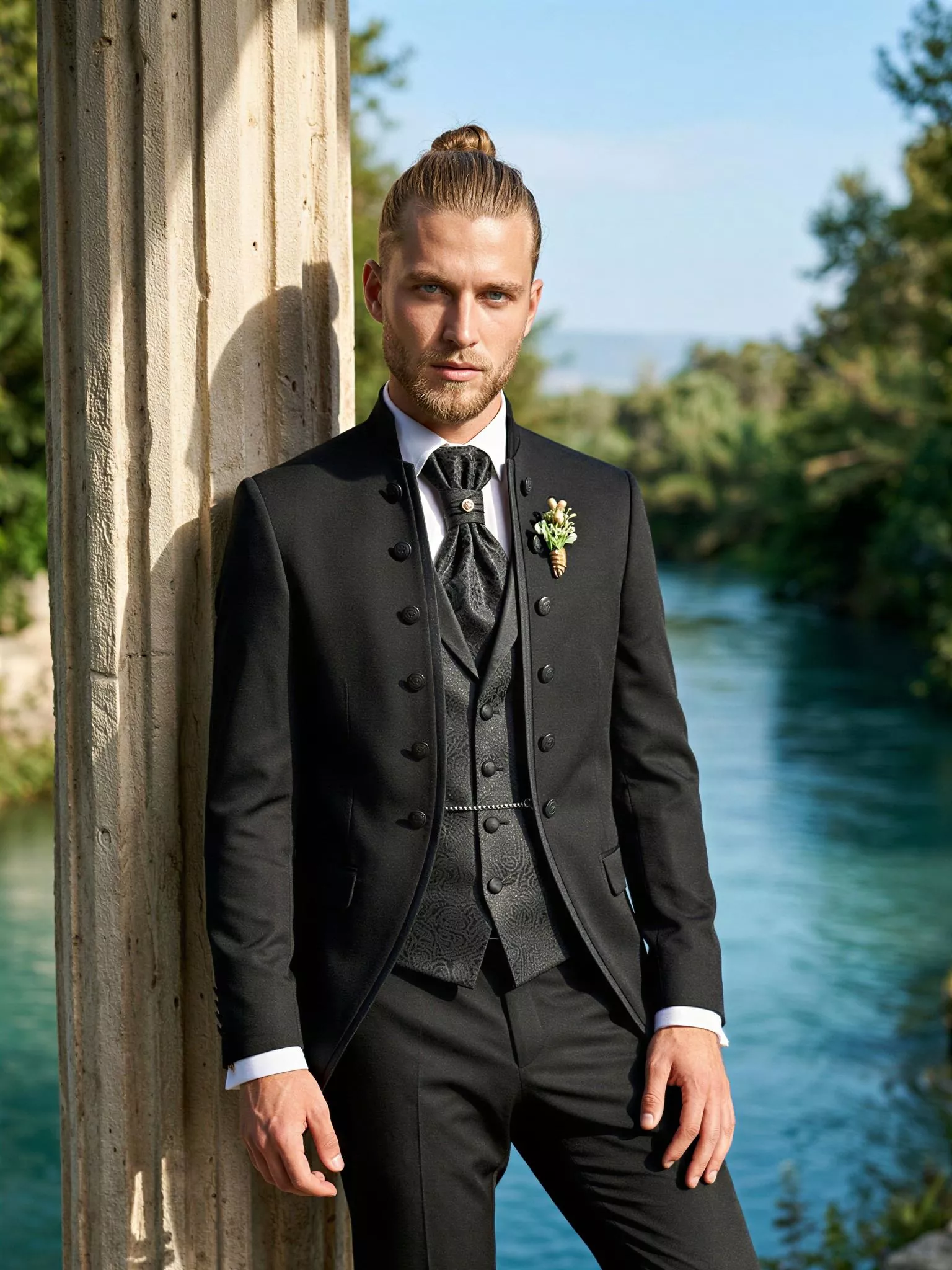 Traje de novio Ra, pose frontal, color negro, cuello mao con doble botonera de ceremonia, Atelier Masculini