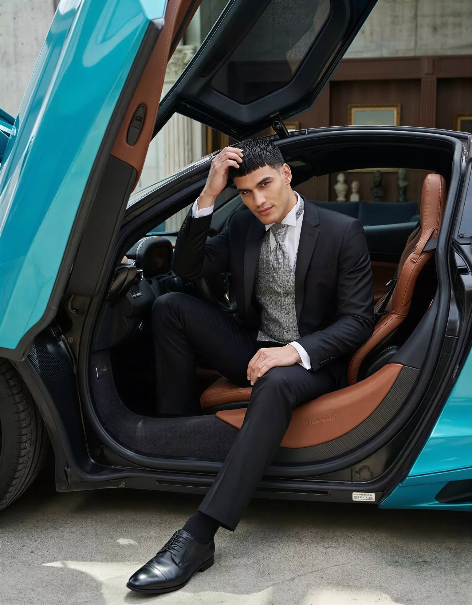 Traje de novio Raijin, pose coche, color negro, solapa de muesca, ceremonia, Atelier Masculini