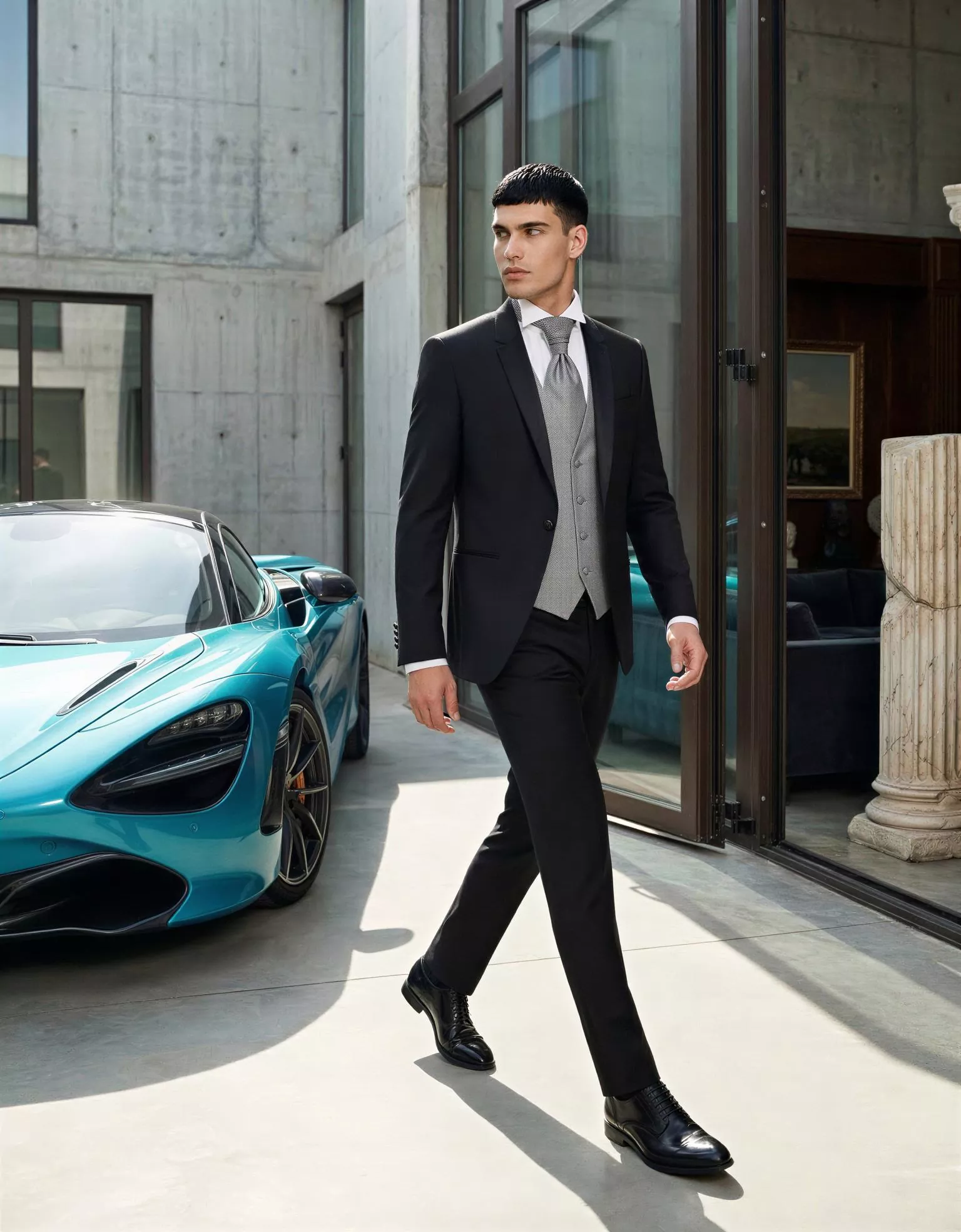 Traje de novio Raijin, pose lateral, color negro, solapa de muesca, ceremonia, Atelier Masculini