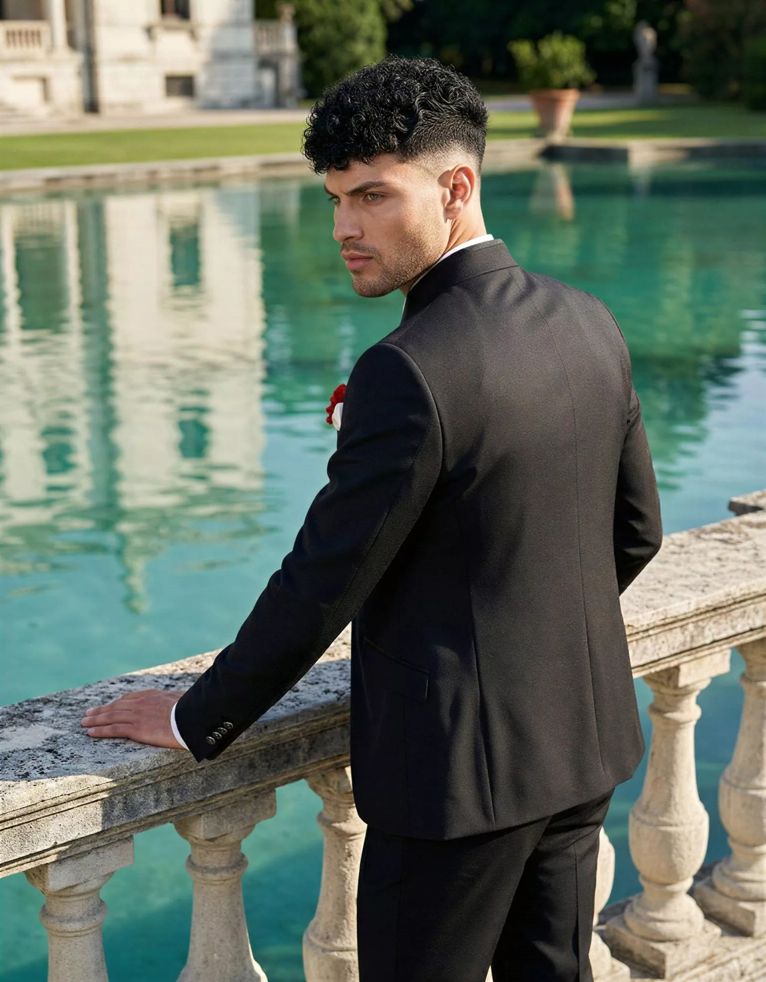 Traje de novio Ranofer, pose espaldas, color negro, cuello mao, Atelier Masculini
