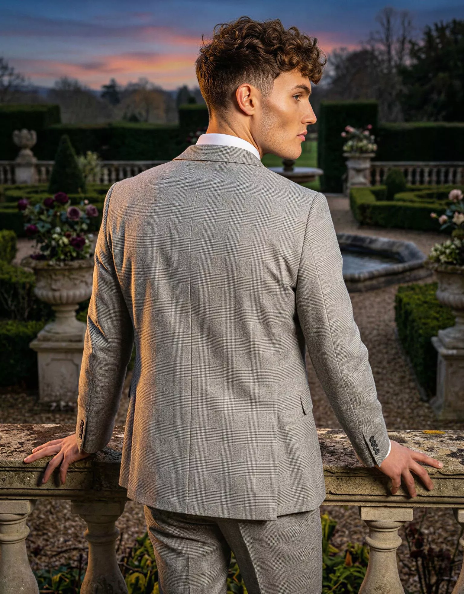 Traje de novio Rigby, pose espalda, color gris claro, clásico, Atelier Masculini