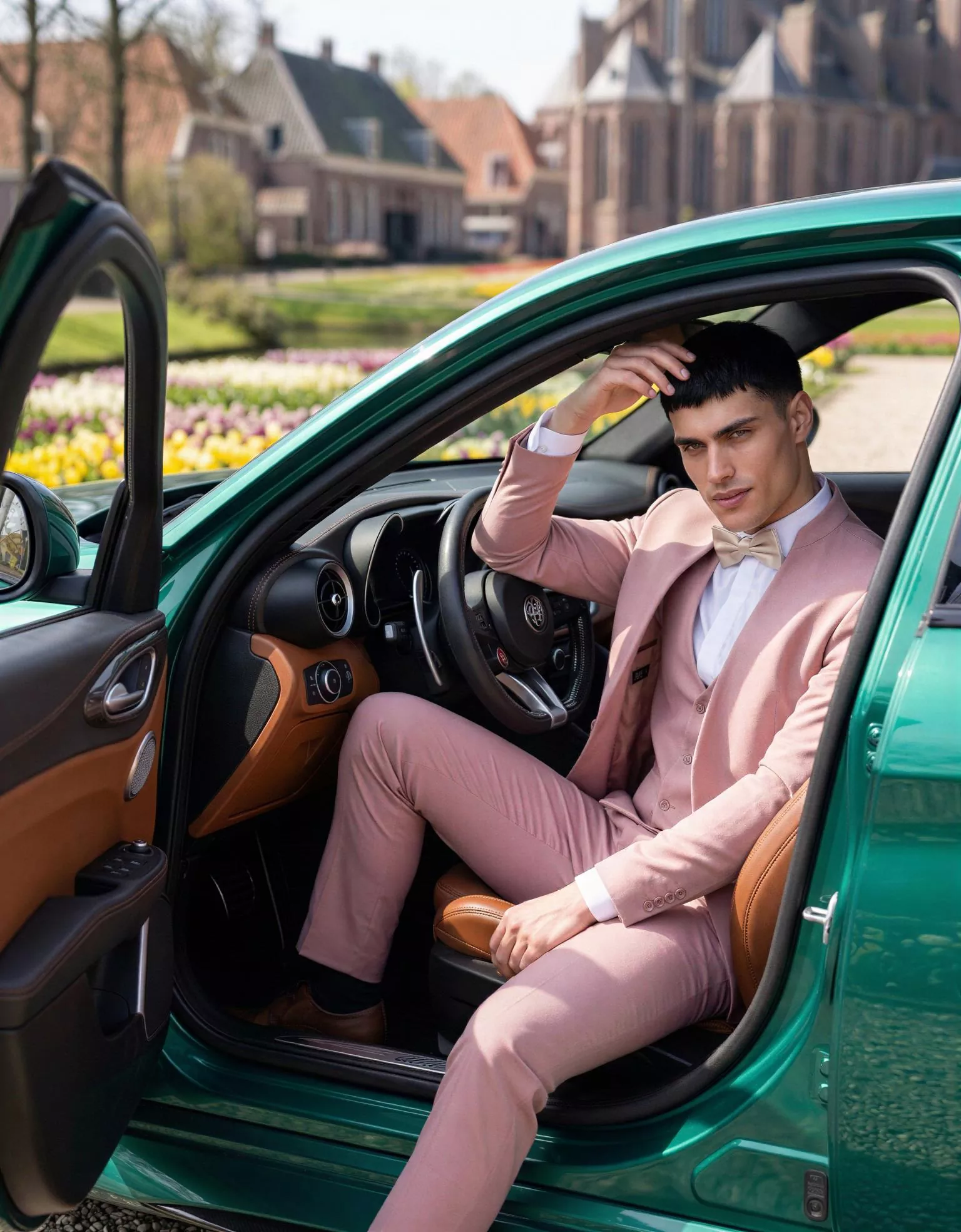 Traje de novio Yavuz, pose coche, color verde rosa pastel, cuello mao, Atelier Masculini