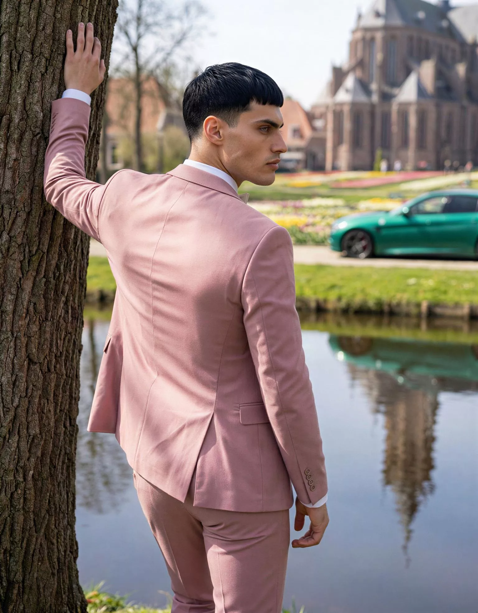 Traje de novio Yavuz, pose espalda, color verde rosa pastel, cuello mao, Atelier Masculini