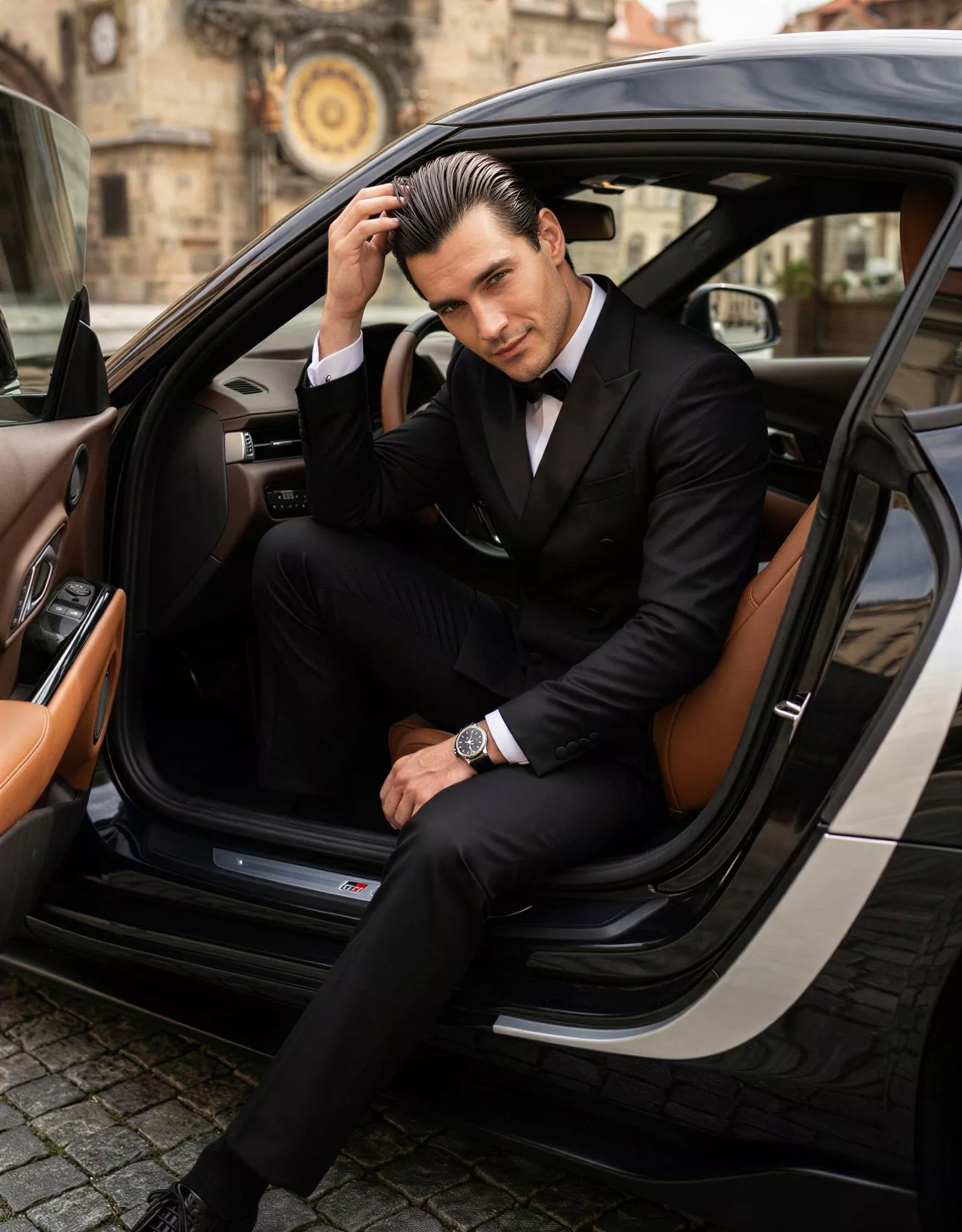 Traje de novio Yoichi, pose coche, color negro, esmoquin cruzado, Atelier Masculini