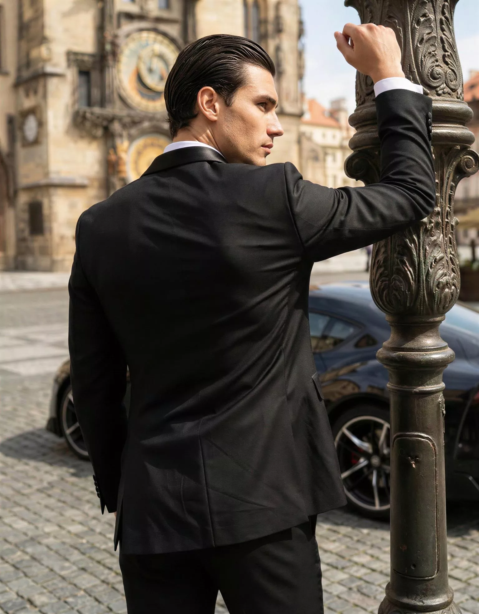 Traje de novio Yoichi, pose espaldas, color negro, esmoquin cruzado, Atelier Masculini