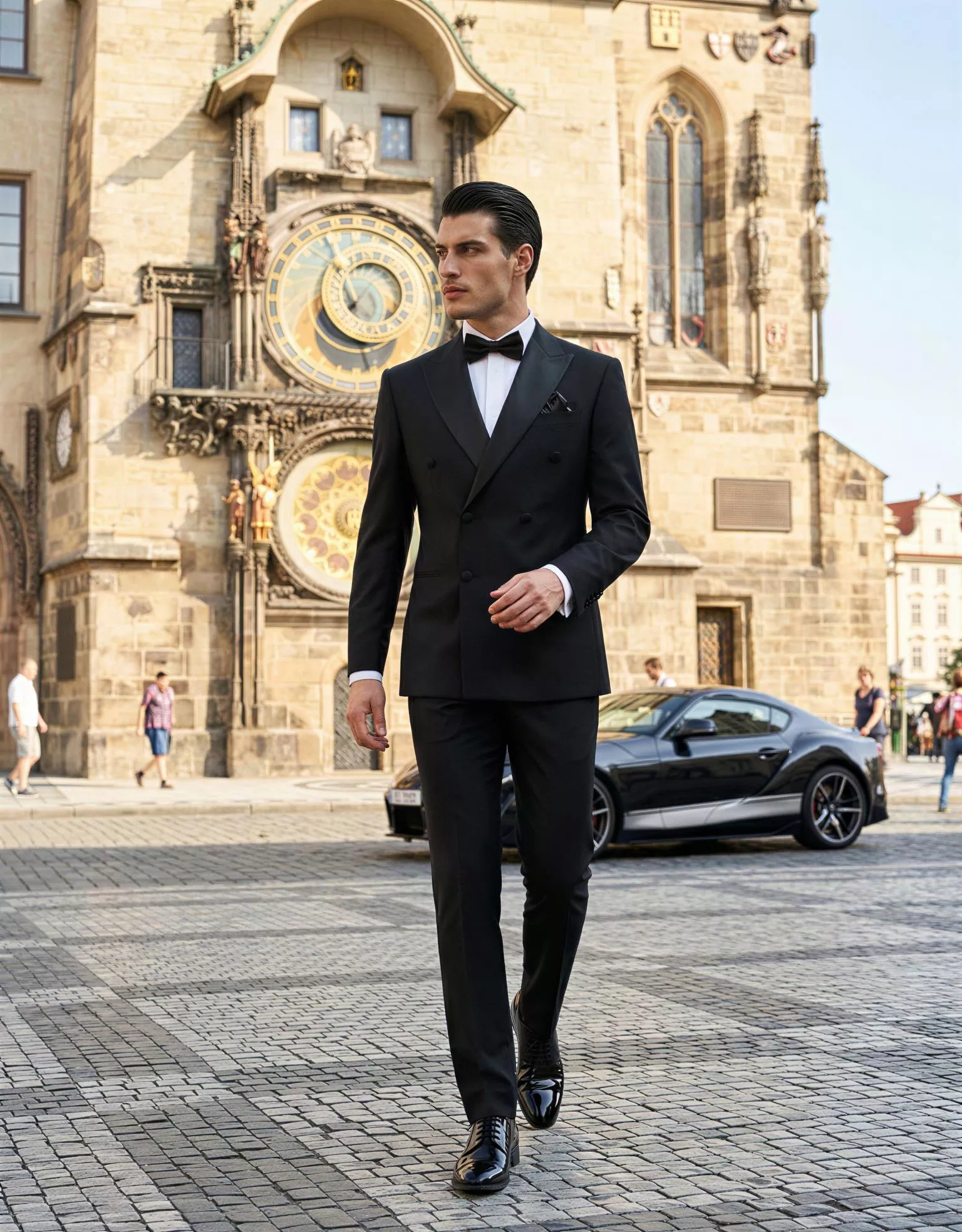 Traje de novio Yoichi, pose lateral, color negro, esmoquin cruzado, Atelier Masculini