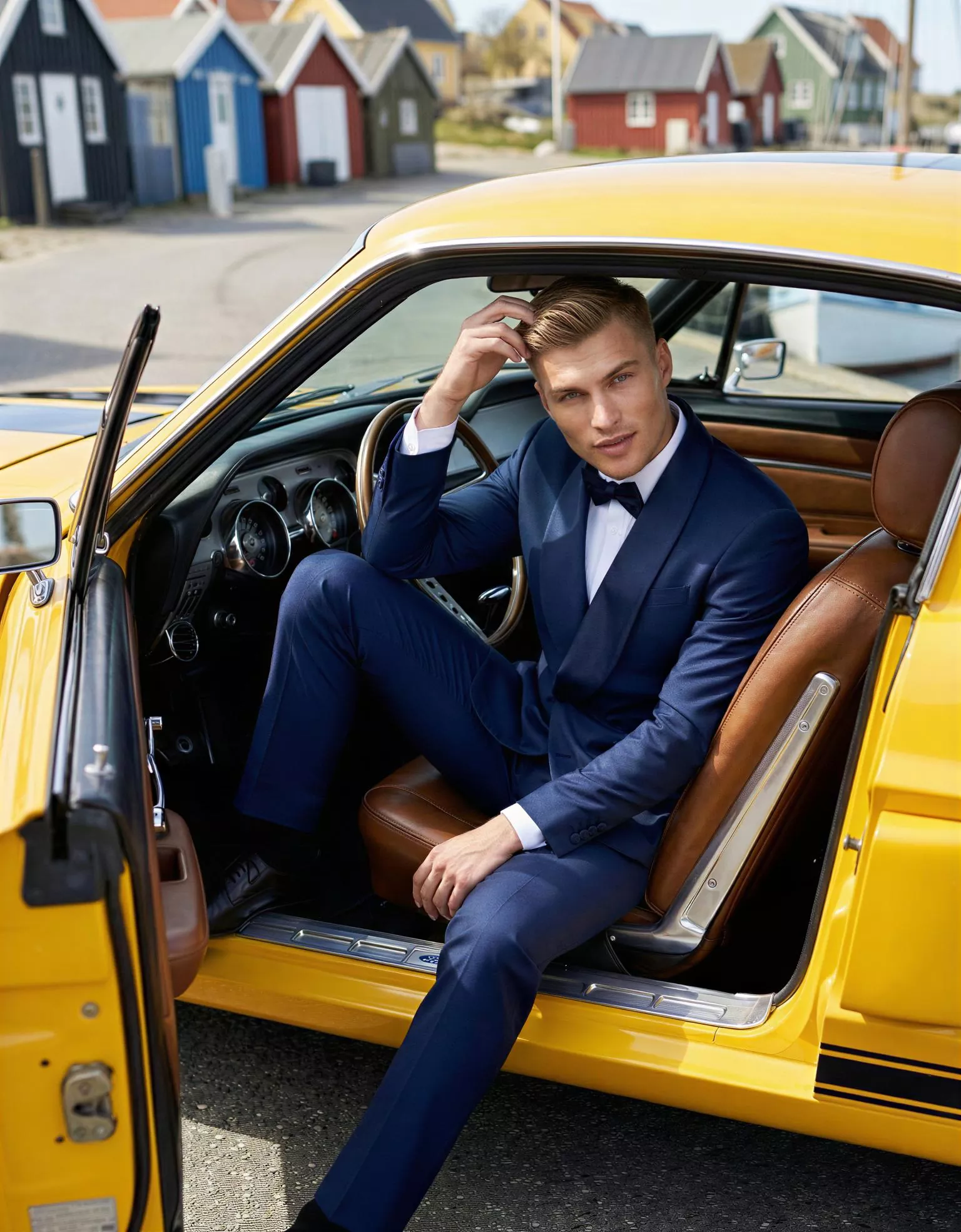 Traje de novio Yotei, pose coche, color azul marino profundo, esmoquin de ceremonia, Atelier Masculini