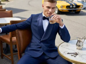 Traje de novio Yotei, pose coctel, color azul marino profundo, esmoquin de ceremonia, Atelier Masculini